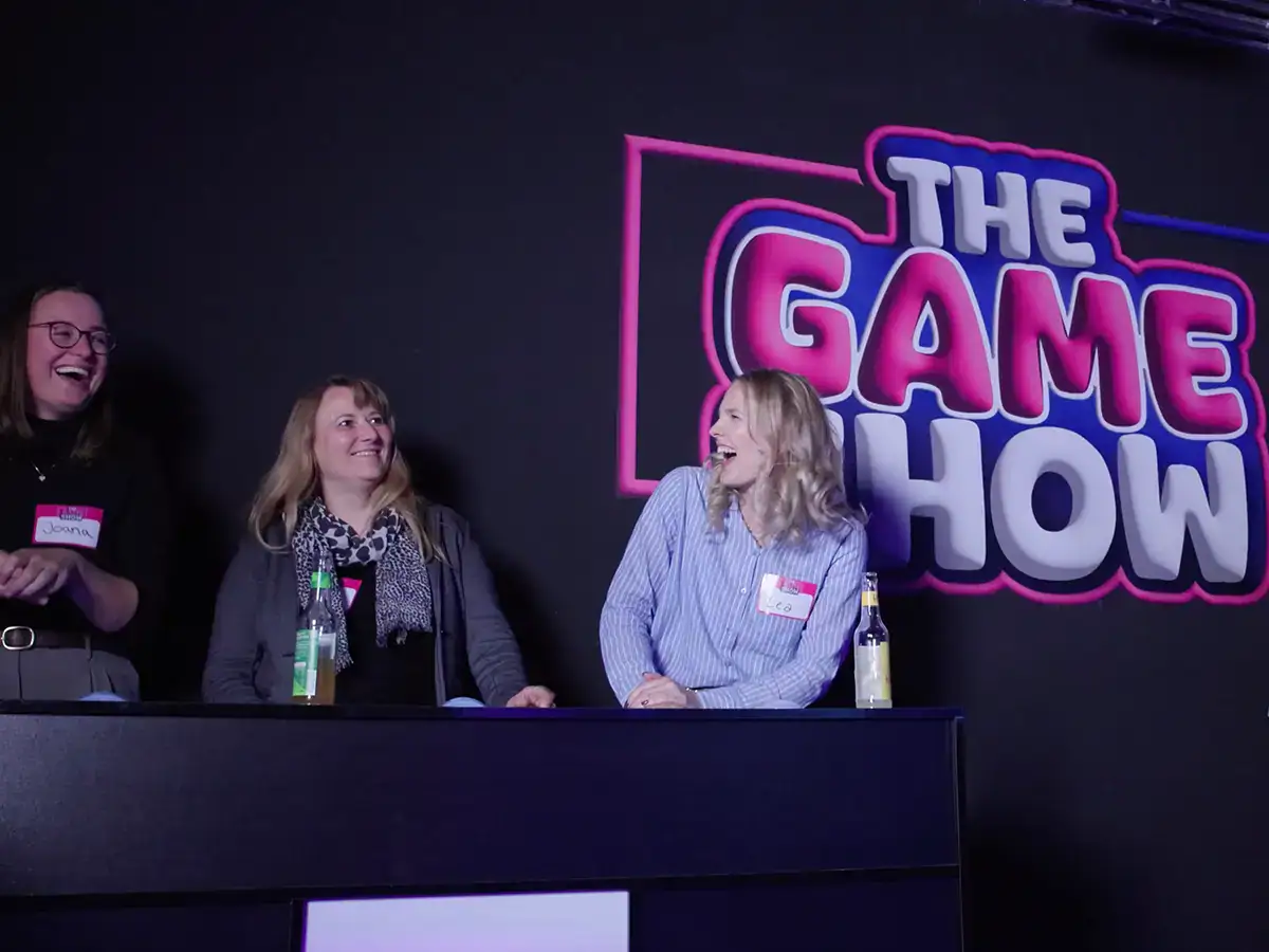Frauenteam spielt The Gameshow Hamburg an Buzzern mit Moderator